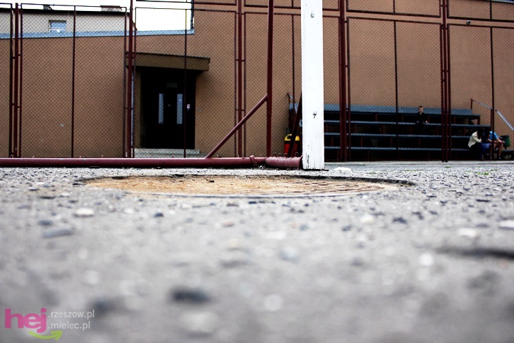 W jakich warunkach uprawia się sport w szkołach średnich? Krzywe boiska, zniszczone urządzenia