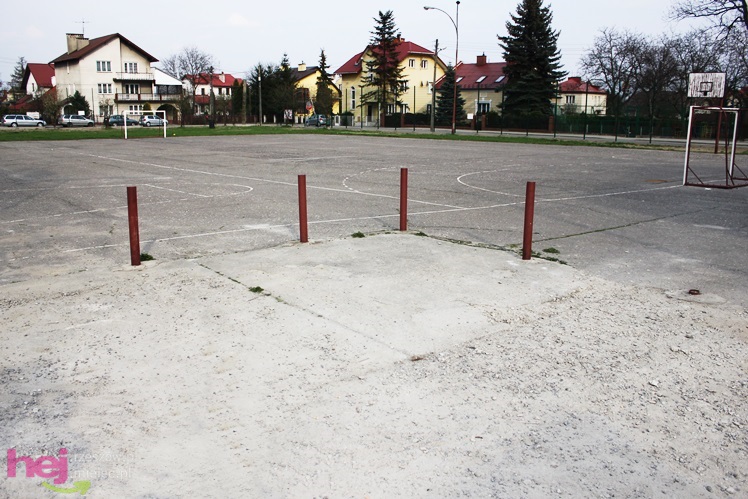 W jakich warunkach uprawia się sport w szkołach średnich? Krzywe boiska, zniszczone urządzenia