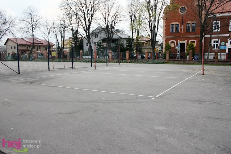 W jakich warunkach uprawia się sport w szkołach średnich? Krzywe boiska, zniszczone urządzenia