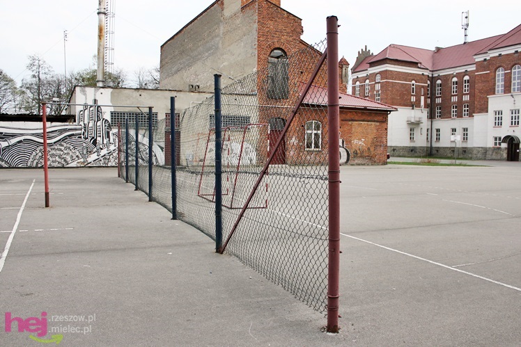 W jakich warunkach uprawia się sport w szkołach średnich? Krzywe boiska, zniszczone urządzenia