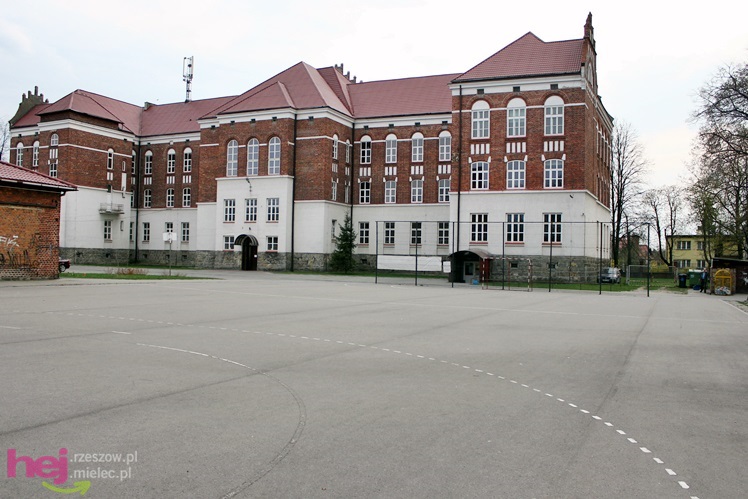 W jakich warunkach uprawia się sport w szkołach średnich? Krzywe boiska, zniszczone urządzenia