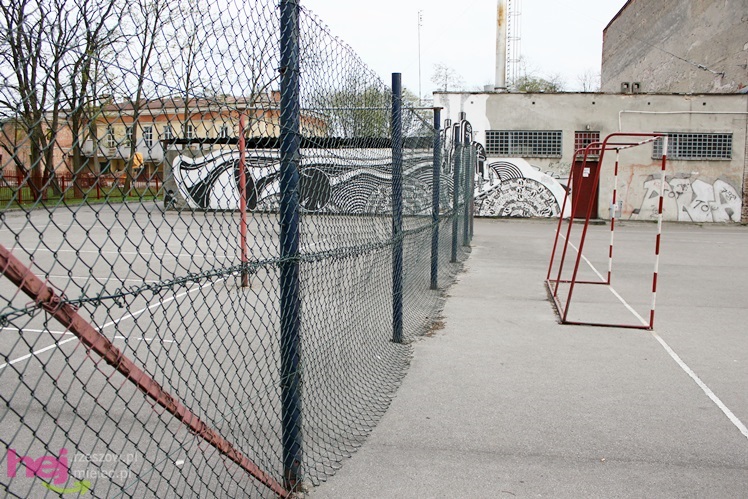 W jakich warunkach uprawia się sport w szkołach średnich? Krzywe boiska, zniszczone urządzenia