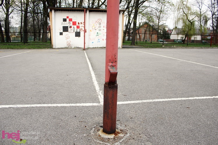 W jakich warunkach uprawia się sport w szkołach średnich? Krzywe boiska, zniszczone urządzenia