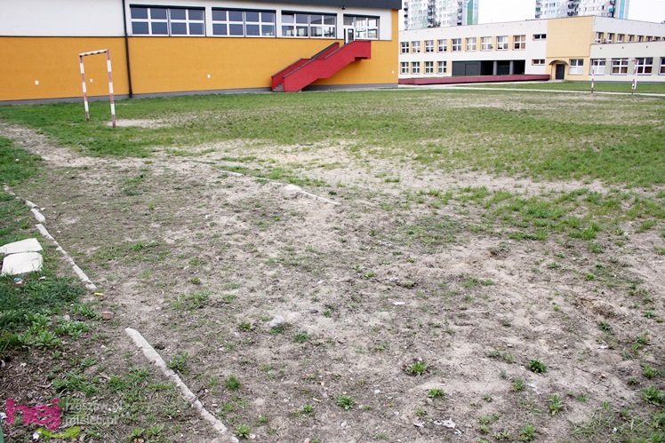 W jakich warunkach uprawia się sport w szkołach średnich? Krzywe boiska, zniszczone urządzenia