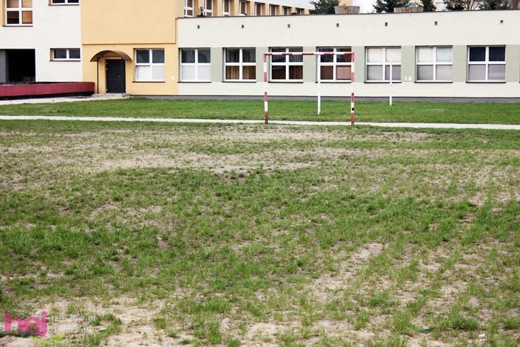 W jakich warunkach uprawia się sport w szkołach średnich? Krzywe boiska, zniszczone urządzenia