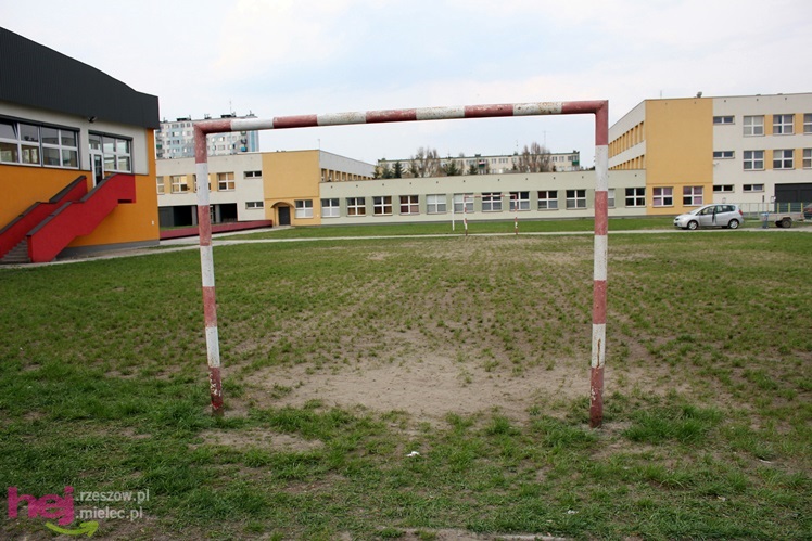 W jakich warunkach uprawia się sport w szkołach średnich? Krzywe boiska, zniszczone urządzenia