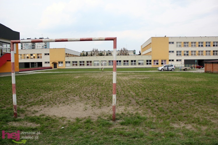 W jakich warunkach uprawia się sport w szkołach średnich? Krzywe boiska, zniszczone urządzenia