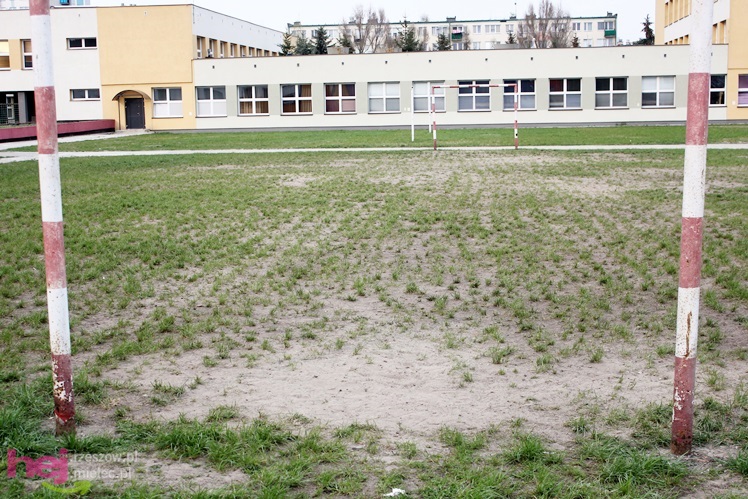 W jakich warunkach uprawia się sport w szkołach średnich? Krzywe boiska, zniszczone urządzenia
