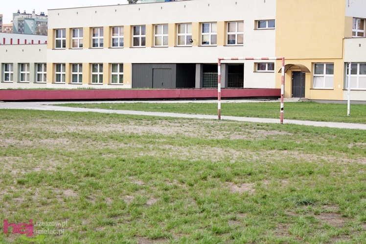 W jakich warunkach uprawia się sport w szkołach średnich? Krzywe boiska, zniszczone urządzenia