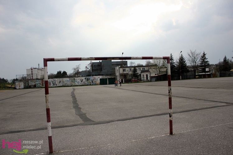 W jakich warunkach uprawia się sport w szkołach średnich? Krzywe boiska, zniszczone urządzenia
