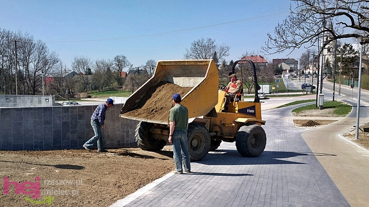 Na bulwarach prace porządkowe, ogrodnicze, wykończeniowe