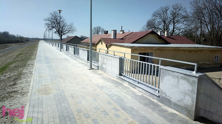 Na bulwarach prace porządkowe, ogrodnicze, wykończeniowe