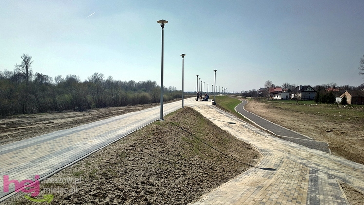 Na bulwarach prace porządkowe, ogrodnicze, wykończeniowe