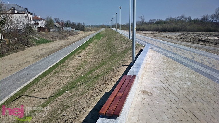 Na bulwarach prace porządkowe, ogrodnicze, wykończeniowe