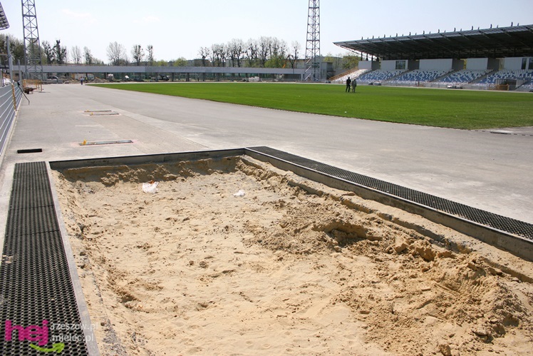 Na stadionie miejskim ruszyły prace przy bieżni