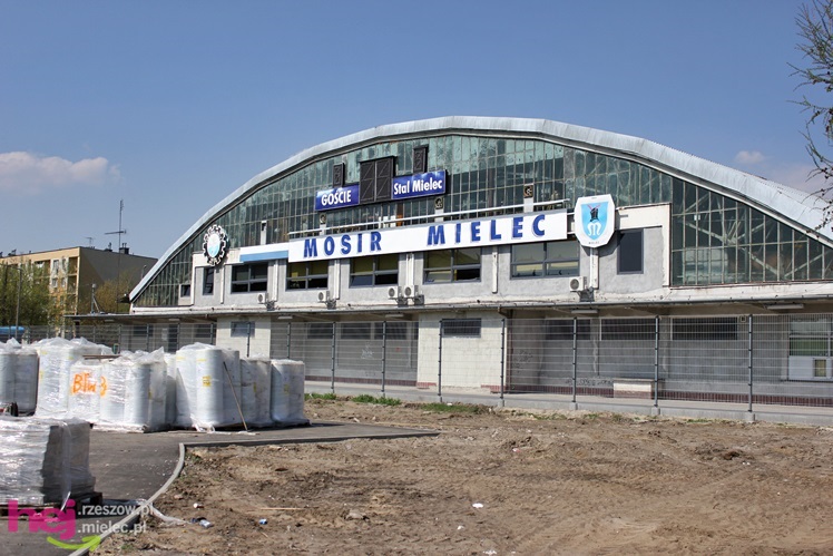 Na stadionie miejskim ruszyły prace przy bieżni