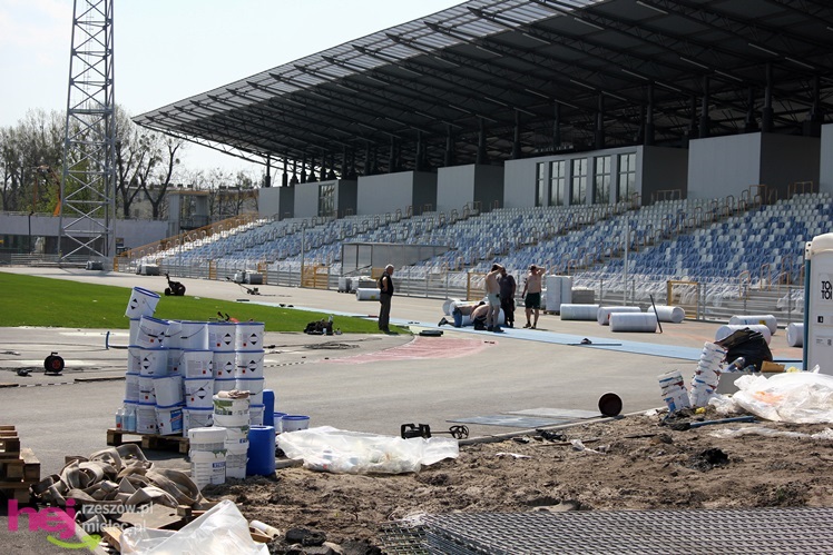 Na stadionie miejskim ruszyły prace przy bieżni