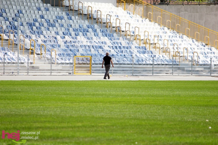 Na stadionie miejskim ruszyły prace przy bieżni