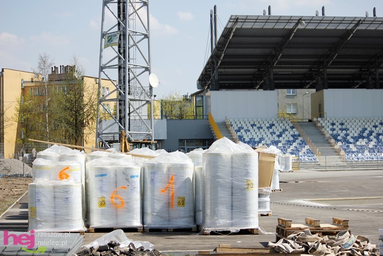 Na stadionie miejskim ruszyły prace przy bieżni