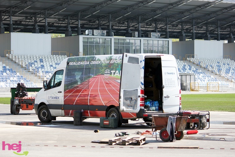 Na stadionie miejskim ruszyły prace przy bieżni