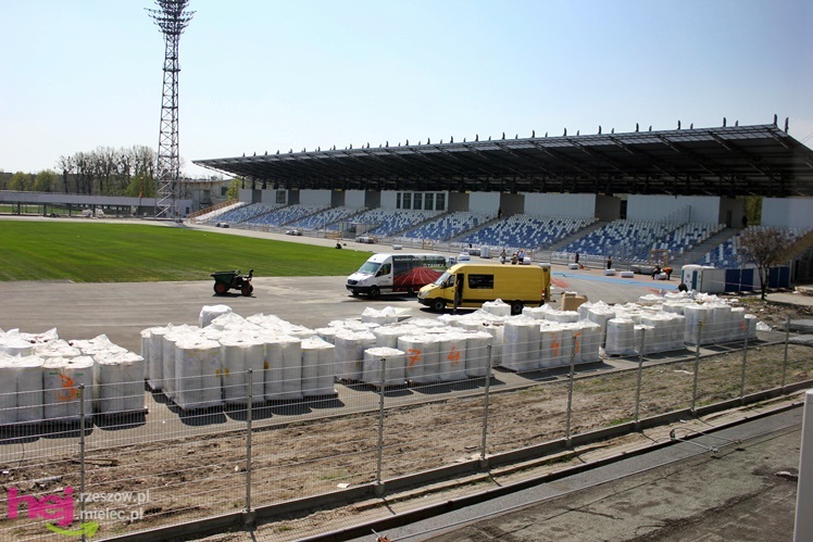 Na stadionie miejskim ruszyły prace przy bieżni