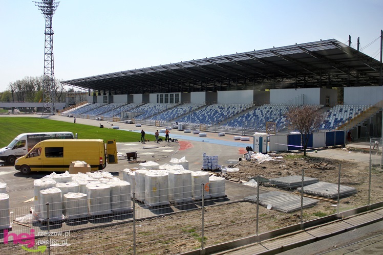 Na stadionie miejskim ruszyły prace przy bieżni