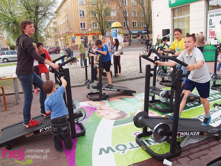 Zabawa z JOY Fitness Club na Placu Armii Krajowej