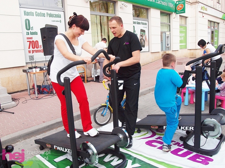 Zabawa z JOY Fitness Club na Placu Armii Krajowej
