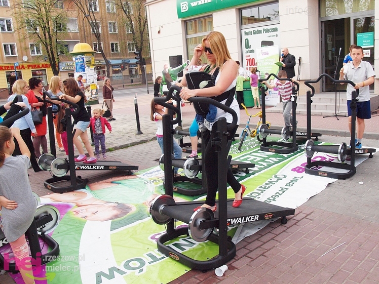 Zabawa z JOY Fitness Club na Placu Armii Krajowej