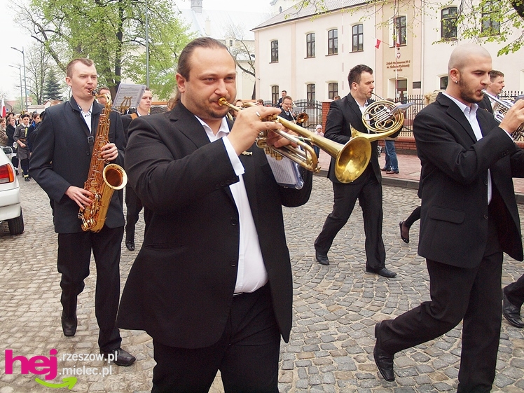 Mieleckie święto3 Maja obchodzone jak co roku. Msza, przemarsz, uroczystość pod pomnikiem