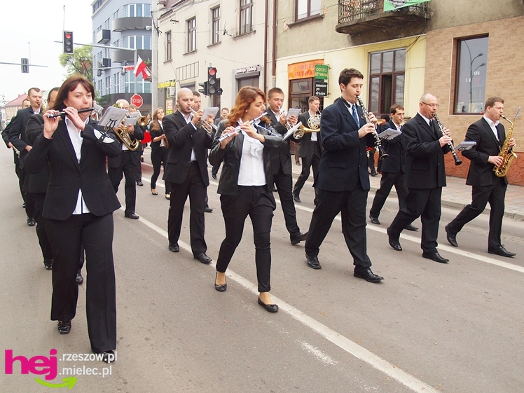 Mieleckie święto3 Maja obchodzone jak co roku. Msza, przemarsz, uroczystość pod pomnikiem