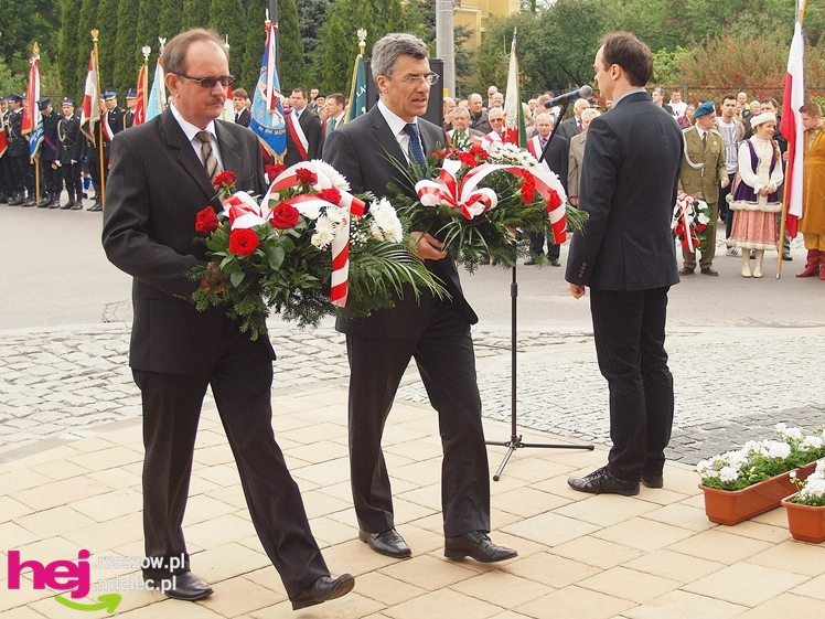 Mieleckie święto3 Maja obchodzone jak co roku. Msza, przemarsz, uroczystość pod pomnikiem