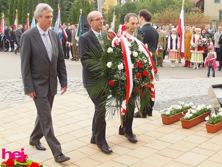 Mieleckie święto3 Maja obchodzone jak co roku. Msza, przemarsz, uroczystość pod pomnikiem
