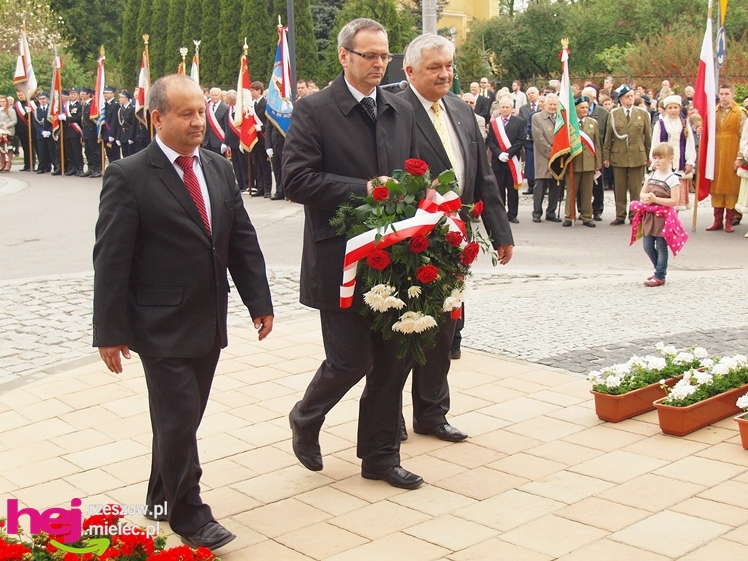 Mieleckie święto3 Maja obchodzone jak co roku. Msza, przemarsz, uroczystość pod pomnikiem
