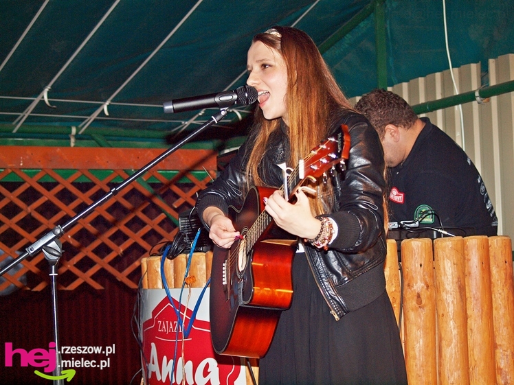 Brzyście bawiło się mimo deszczu. Zaśpiewała Agnieszka Czachor, do tańca zagrał zespół Rendez Vous