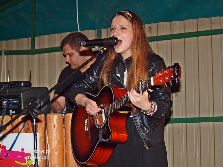 Brzyście bawiło się mimo deszczu. Zaśpiewała Agnieszka Czachor, do tańca zagrał zespół Rendez Vous