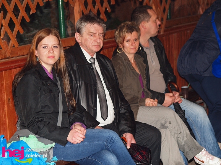 Brzyście bawiło się mimo deszczu. Zaśpiewała Agnieszka Czachor, do tańca zagrał zespół Rendez Vous