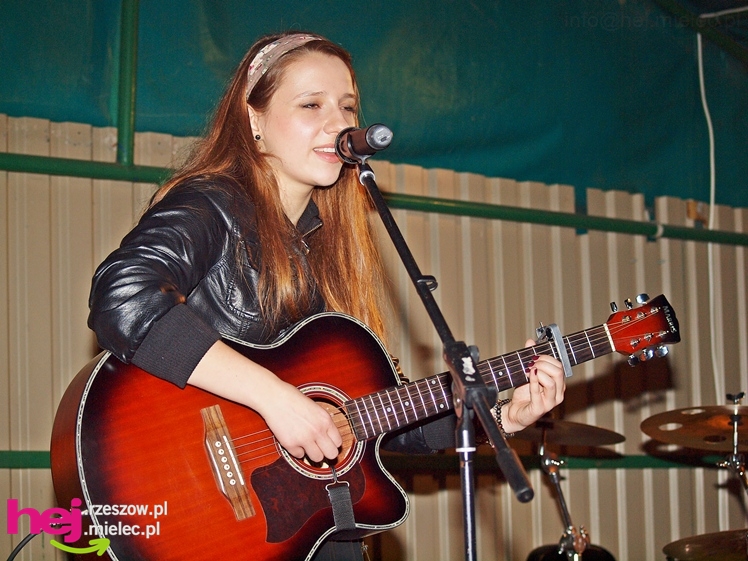 Brzyście bawiło się mimo deszczu. Zaśpiewała Agnieszka Czachor, do tańca zagrał zespół Rendez Vous