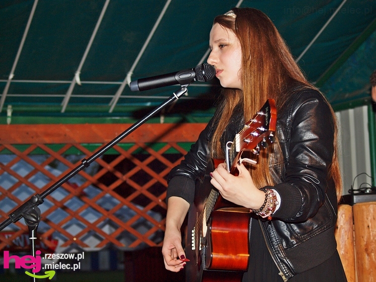 Brzyście bawiło się mimo deszczu. Zaśpiewała Agnieszka Czachor, do tańca zagrał zespół Rendez Vous