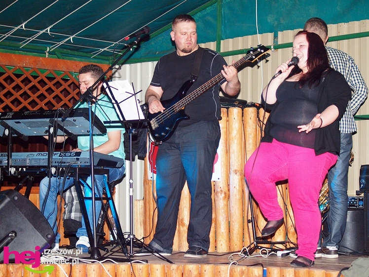 Brzyście bawiło się mimo deszczu. Zaśpiewała Agnieszka Czachor, do tańca zagrał zespół Rendez Vous