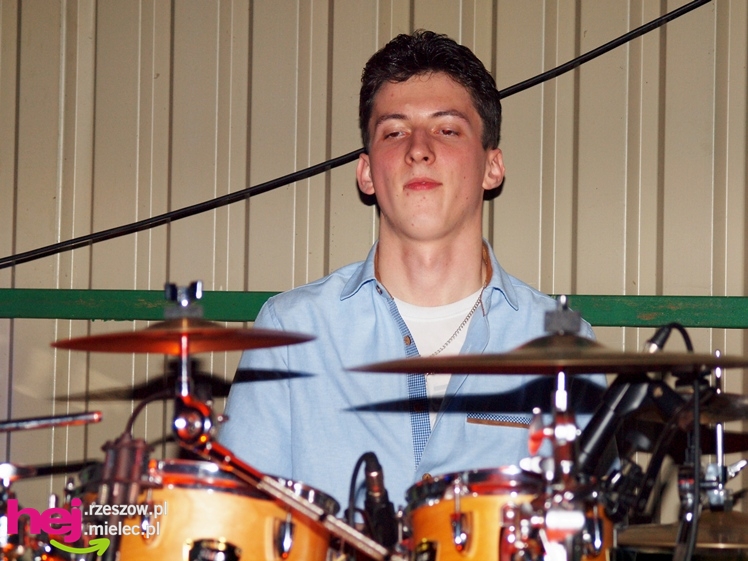 Brzyście bawiło się mimo deszczu. Zaśpiewała Agnieszka Czachor, do tańca zagrał zespół Rendez Vous