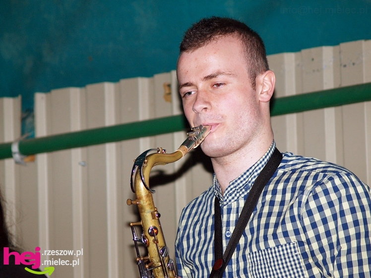 Brzyście bawiło się mimo deszczu. Zaśpiewała Agnieszka Czachor, do tańca zagrał zespół Rendez Vous