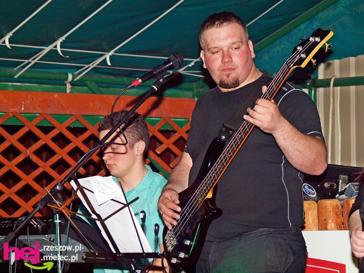 Brzyście bawiło się mimo deszczu. Zaśpiewała Agnieszka Czachor, do tańca zagrał zespół Rendez Vous