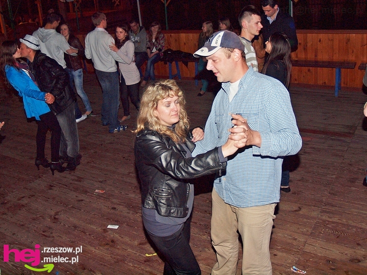 Brzyście bawiło się mimo deszczu. Zaśpiewała Agnieszka Czachor, do tańca zagrał zespół Rendez Vous