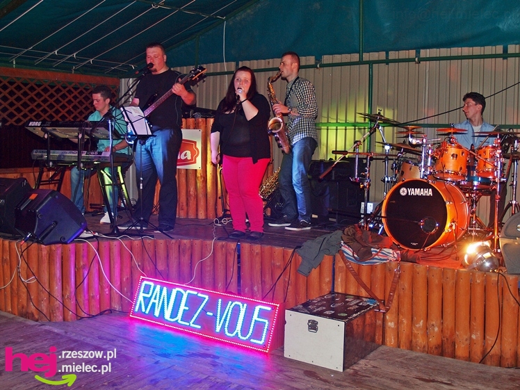 Brzyście bawiło się mimo deszczu. Zaśpiewała Agnieszka Czachor, do tańca zagrał zespół Rendez Vous