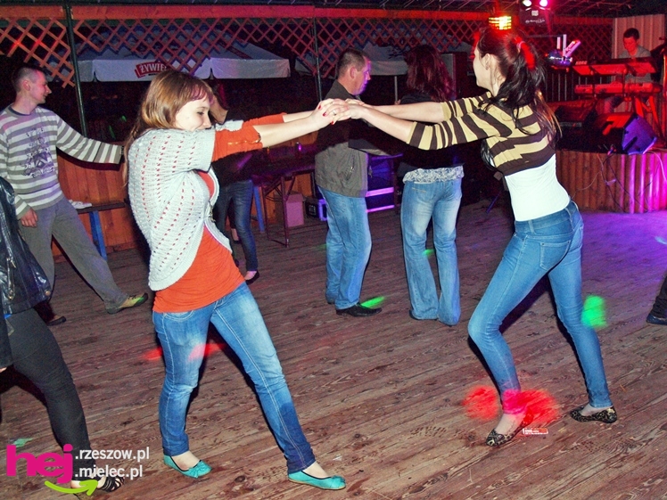 Brzyście bawiło się mimo deszczu. Zaśpiewała Agnieszka Czachor, do tańca zagrał zespół Rendez Vous