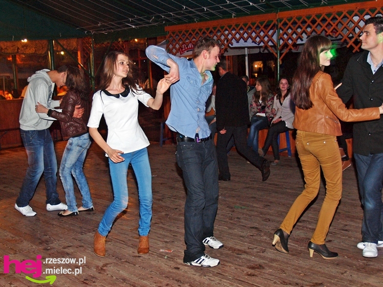 Brzyście bawiło się mimo deszczu. Zaśpiewała Agnieszka Czachor, do tańca zagrał zespół Rendez Vous