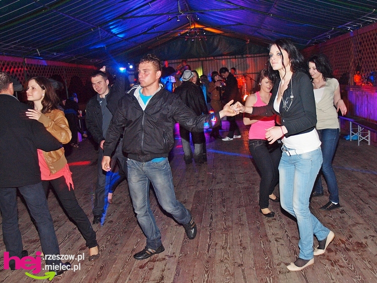 Brzyście bawiło się mimo deszczu. Zaśpiewała Agnieszka Czachor, do tańca zagrał zespół Rendez Vous