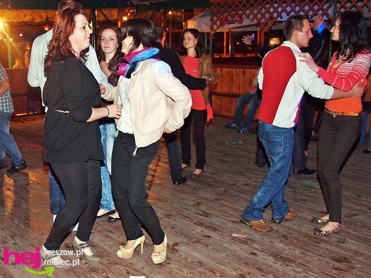 Brzyście bawiło się mimo deszczu. Zaśpiewała Agnieszka Czachor, do tańca zagrał zespół Rendez Vous