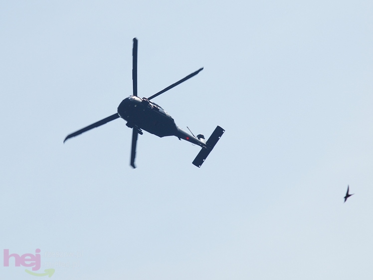 Polskie Zakłady Lotnicze z niespodzianką dla mielczan. Black Hawk zawisł nad centrum miasta